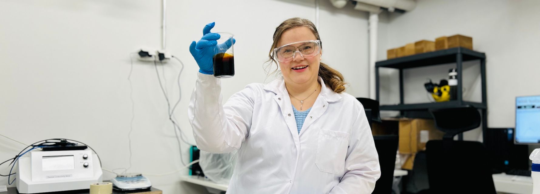 Ainu Voipio esittelee Fiberwoodin laboratoriossa käytettävää kemikaalia